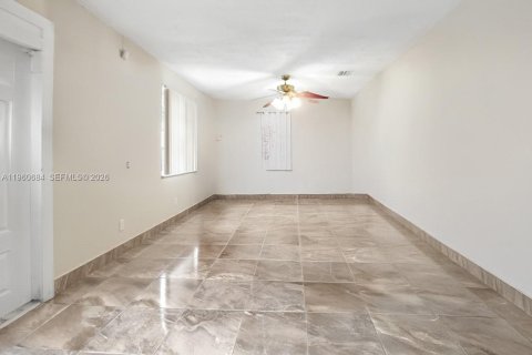 House in Fort Lauderdale, Florida 4 bedrooms, 135.64 sq.m. № 2023502 - photo 16