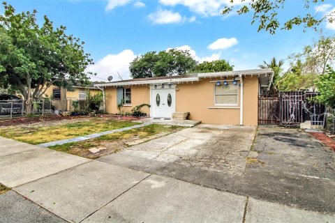 House in Fort Lauderdale, Florida 4 bedrooms, 135.64 sq.m. № 2023502 - photo 18