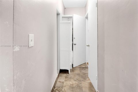 House in Fort Lauderdale, Florida 4 bedrooms, 135.64 sq.m. № 2023502 - photo 8