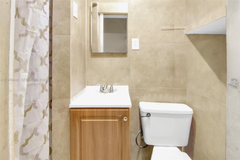 House in Fort Lauderdale, Florida 4 bedrooms, 135.64 sq.m. № 2023502 - photo 4