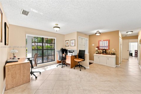 House in Coral Springs, Florida 4 bedrooms, 196.77 sq.m. № 2245970 - photo 8