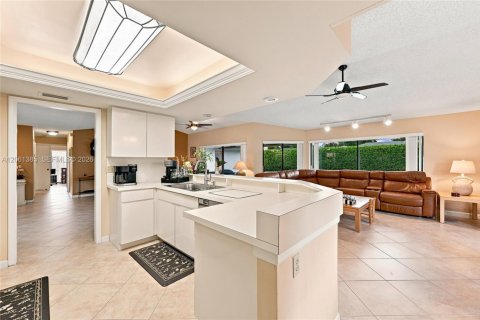House in Coral Springs, Florida 4 bedrooms, 196.77 sq.m. № 2245970 - photo 12