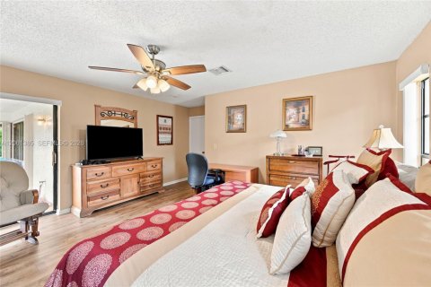 House in Coral Springs, Florida 4 bedrooms, 196.77 sq.m. № 2245970 - photo 22