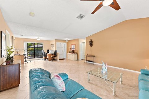 House in Coral Springs, Florida 4 bedrooms, 196.77 sq.m. № 2245970 - photo 7