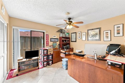 House in Coral Springs, Florida 4 bedrooms, 196.77 sq.m. № 2245970 - photo 27