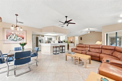 House in Coral Springs, Florida 4 bedrooms, 196.77 sq.m. № 2245970 - photo 17