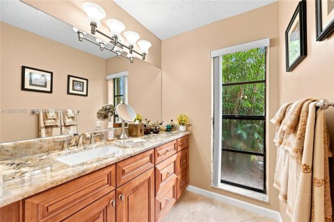 House in Coral Springs, Florida 4 bedrooms, 196.77 sq.m. № 2245970 - photo 24