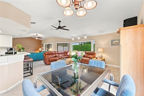 House in Coral Springs, Florida 4 bedrooms, 196.77 sq.m. № 2245970 - photo 16