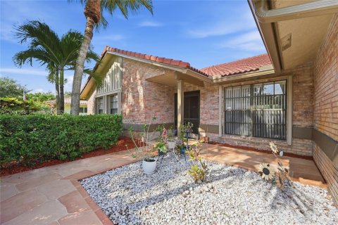 House in Coral Springs, Florida 4 bedrooms, 196.77 sq.m. № 2245970 - photo 4