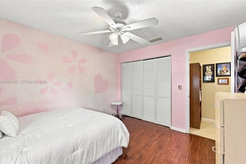 House in Coral Springs, Florida 4 bedrooms, 196.77 sq.m. № 2245970 - photo 19