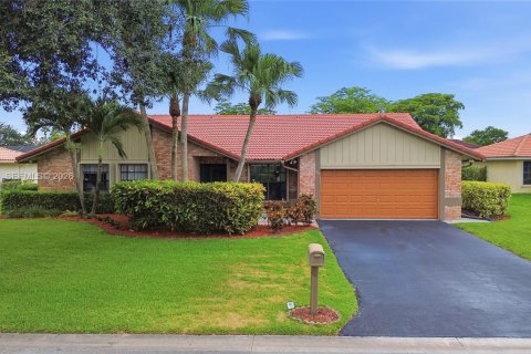 House in Coral Springs, Florida 4 bedrooms, 196.77 sq.m. № 2245970