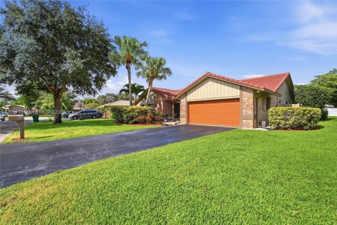 House in Coral Springs, Florida 4 bedrooms, 196.77 sq.m. № 2245970 - photo 2