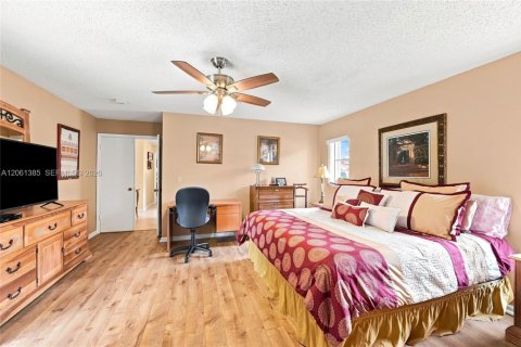 House in Coral Springs, Florida 4 bedrooms, 196.77 sq.m. № 2245970 - photo 23