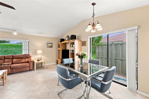 House in Coral Springs, Florida 4 bedrooms, 196.77 sq.m. № 2245970 - photo 15