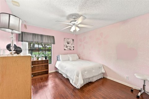 House in Coral Springs, Florida 4 bedrooms, 196.77 sq.m. № 2245970 - photo 18