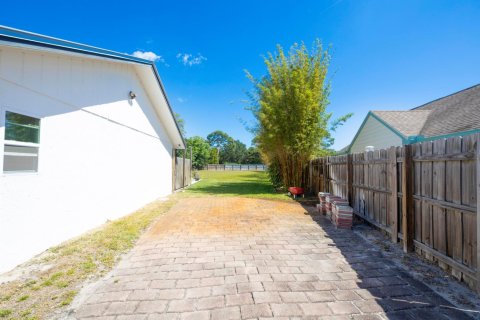 House in Jensen Beach, Florida 3 bedrooms, 220.18 sq.m. № 1102325 - photo 1