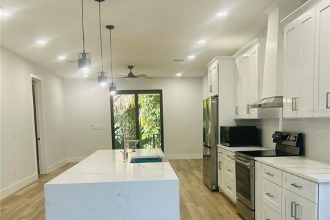 House in Tampa, Florida 4 bedrooms, 241.55 sq.m. № 1298825 - photo 5