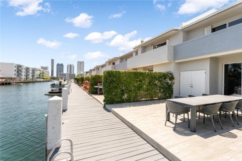 Condo in North Miami Beach, Florida, 3 bedrooms  № 1726388 - photo 16