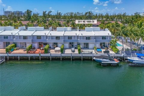 Condo in North Miami Beach, Florida, 3 bedrooms  № 1726388 - photo 1
