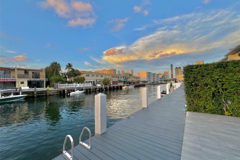 Condo in North Miami Beach, Florida, 3 bedrooms  № 1726388 - photo 13