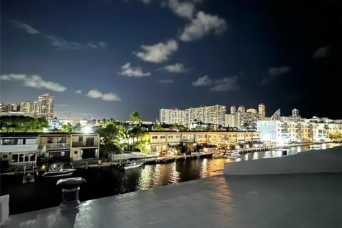 Condo in North Miami Beach, Florida, 3 bedrooms  № 1726388 - photo 29