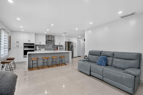 Villa ou maison à vendre à Miami, Floride: 3 chambres, 110.37 m2 № 2251141 - photo 13