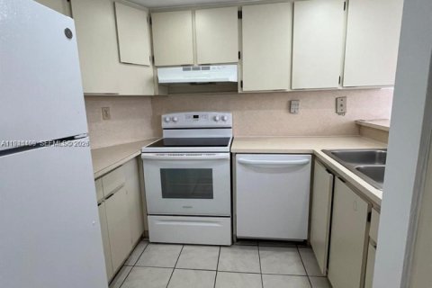 Condo in Hialeah, Florida, 1 bedroom  № 2001608 - photo 3