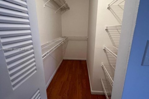 Condo in Hialeah, Florida, 1 bedroom  № 2001608 - photo 10