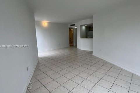 Condo in Hialeah, Florida, 1 bedroom  № 2001608 - photo 5