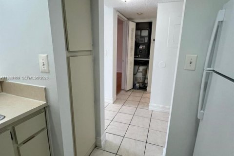 Condo in Hialeah, Florida, 1 bedroom  № 2001608 - photo 7