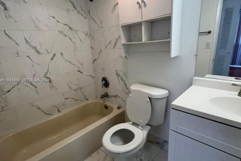 Condo in Hialeah, Florida, 1 bedroom  № 2001608 - photo 11