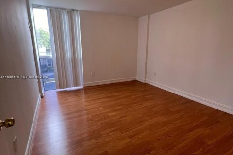 Condo in Hialeah, Florida, 1 bedroom  № 2001608 - photo 9