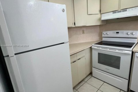 Condo in Hialeah, Florida, 1 bedroom  № 2001608 - photo 4