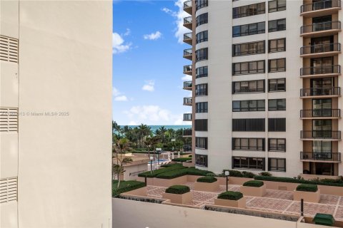 Купить кондоминиум в Бэл-Харбор, Флорида 1 спальня, 94.67м2, № 2012478 - фото 16