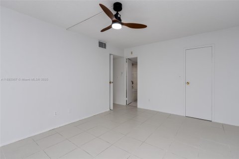 Copropriété à vendre à Sunny Isles Beach, Floride: 1 chambre, 67.35 m2 № 1946811 - photo 21