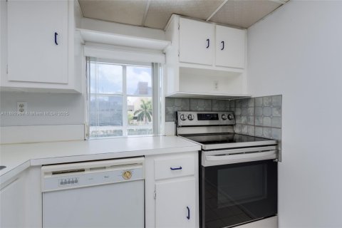 Copropriété à vendre à Sunny Isles Beach, Floride: 1 chambre, 67.35 m2 № 1946811 - photo 17