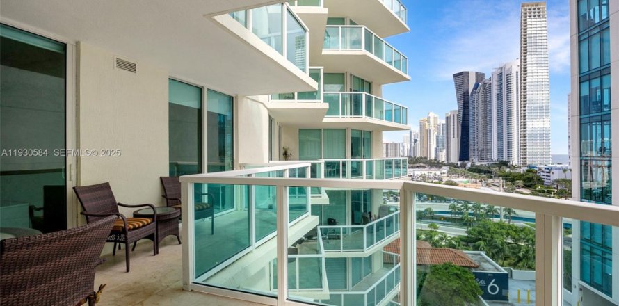 Condominio en Sunny Isles Beach, Florida, 3 dormitorios № 1989296