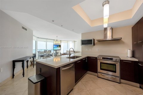 Condominio en venta en Sunny Isles Beach, Florida, 3 dormitorios, 135.45 m2 № 1989296 - foto 4