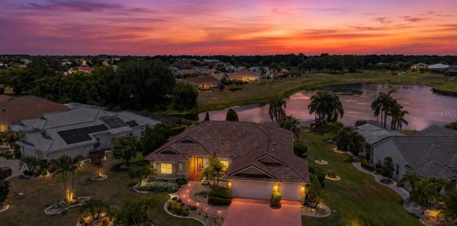 House in Sun City Center, Florida 3 bedrooms, 224.82 sq.m. № 2152091