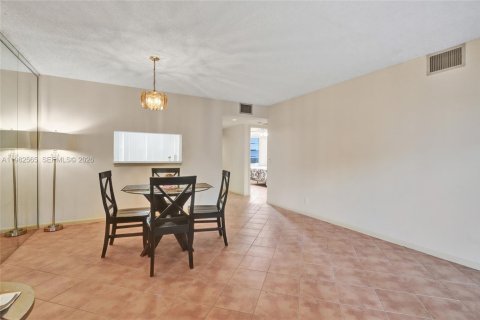 Copropriété à vendre à Pembroke Pines, Floride: 2 chambres, 110.74 m2 № 2049914 - photo 9