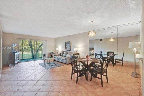 Copropriété à vendre à Pembroke Pines, Floride: 2 chambres, 110.74 m2 № 2049914 - photo 6