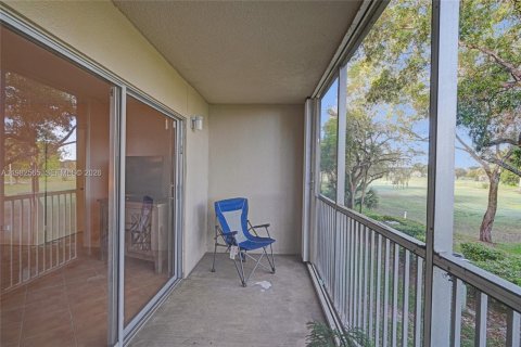 Copropriété à vendre à Pembroke Pines, Floride: 2 chambres, 110.74 m2 № 2049914 - photo 30