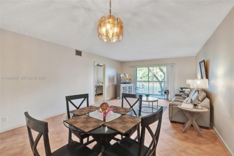 Copropriété à vendre à Pembroke Pines, Floride: 2 chambres, 110.74 m2 № 2049914 - photo 24