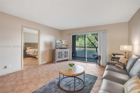 Copropriété à vendre à Pembroke Pines, Floride: 2 chambres, 110.74 m2 № 2049914 - photo 10