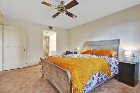 Copropriété à vendre à Pembroke Pines, Floride: 2 chambres, 110.74 m2 № 2049914 - photo 12