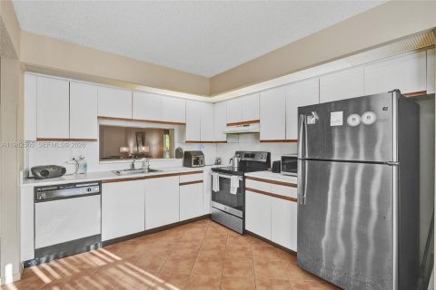 Copropriété à vendre à Pembroke Pines, Floride: 2 chambres, 110.74 m2 № 2049914 - photo 3