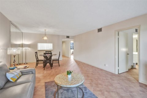 Copropriété à vendre à Pembroke Pines, Floride: 2 chambres, 110.74 m2 № 2049914 - photo 25