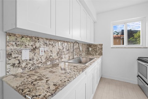 Villa ou maison à vendre à Miami, Floride: 5 chambres, 123.1 m2 № 2024795 - photo 14