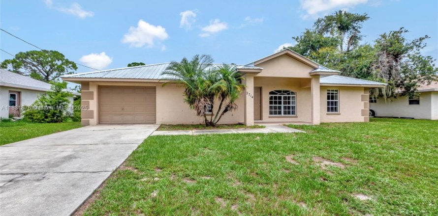 House in Sebring, Florida 3 bedrooms, 119.66 sq.m. № 1814410