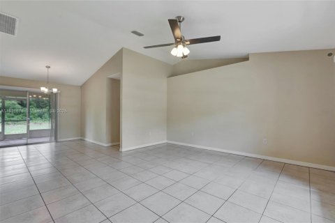 House in Sebring, Florida 3 bedrooms, 119.66 sq.m. № 1814410 - photo 2